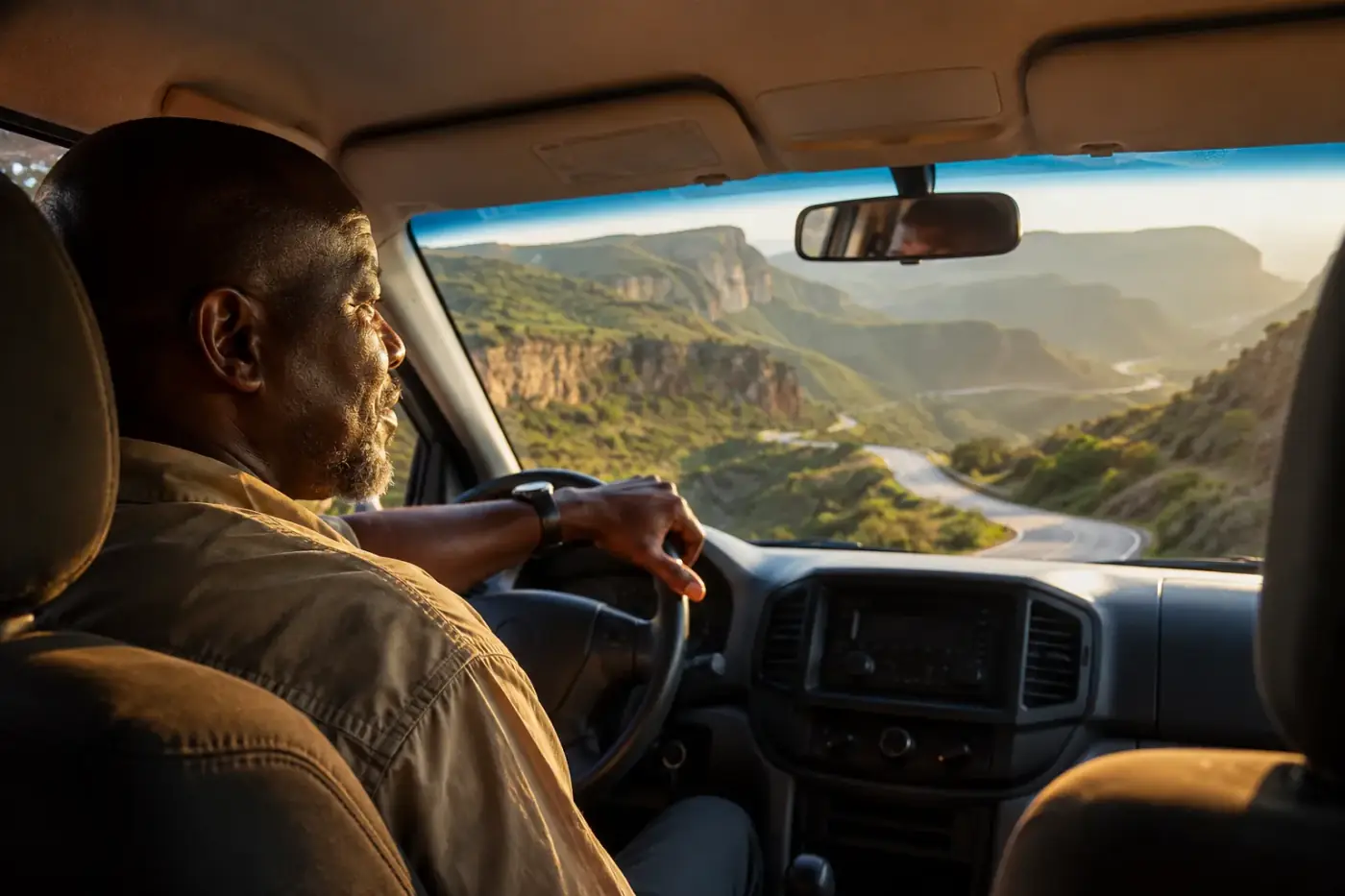 Een lokale chauffeur-gids rijdt over de bochtige Serra da Leba-bergpas bij Lubango