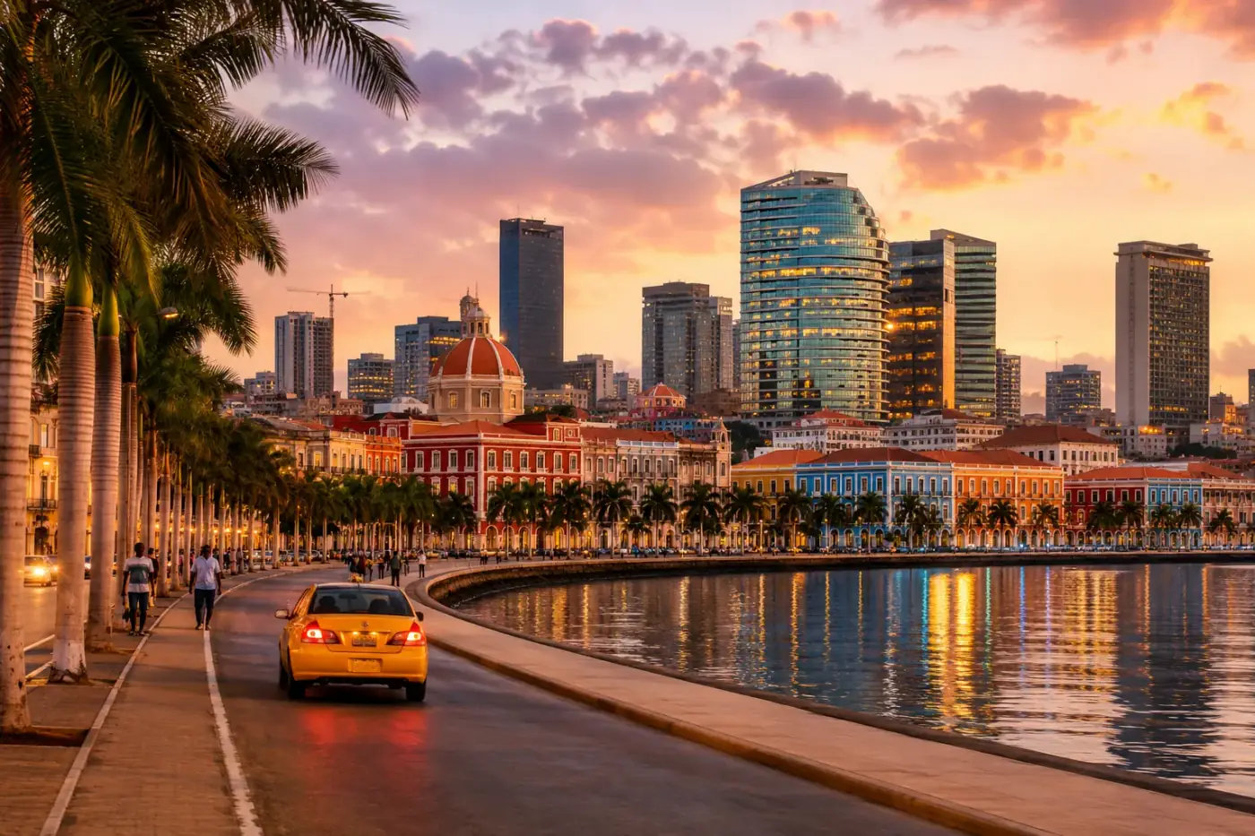 De Marginal-promenade van Luanda bij zonsondergang met wolkenkrabbers aan de Atlantische Oceaan