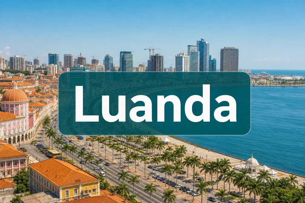 De baai en Marginal-boulevard van Luanda met palmbomen en de skyline