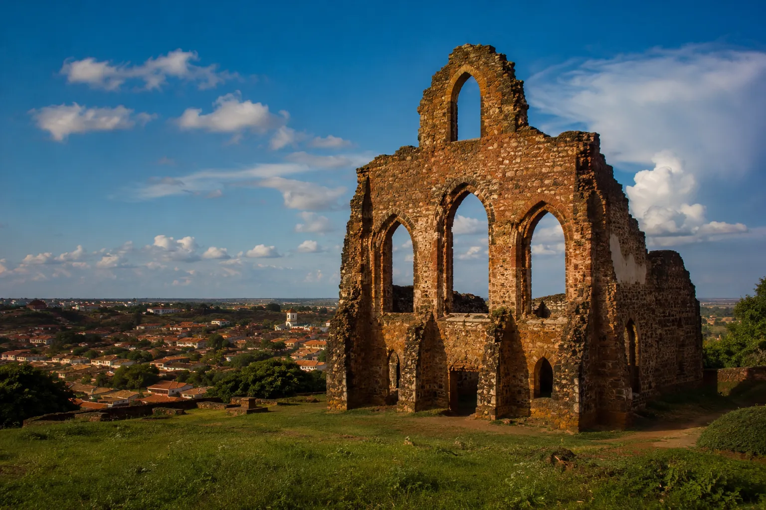 De ruine van Kulumbimbi, de oude kathedraal van M'banza Kongo, op het hoogland van Noord-Angola