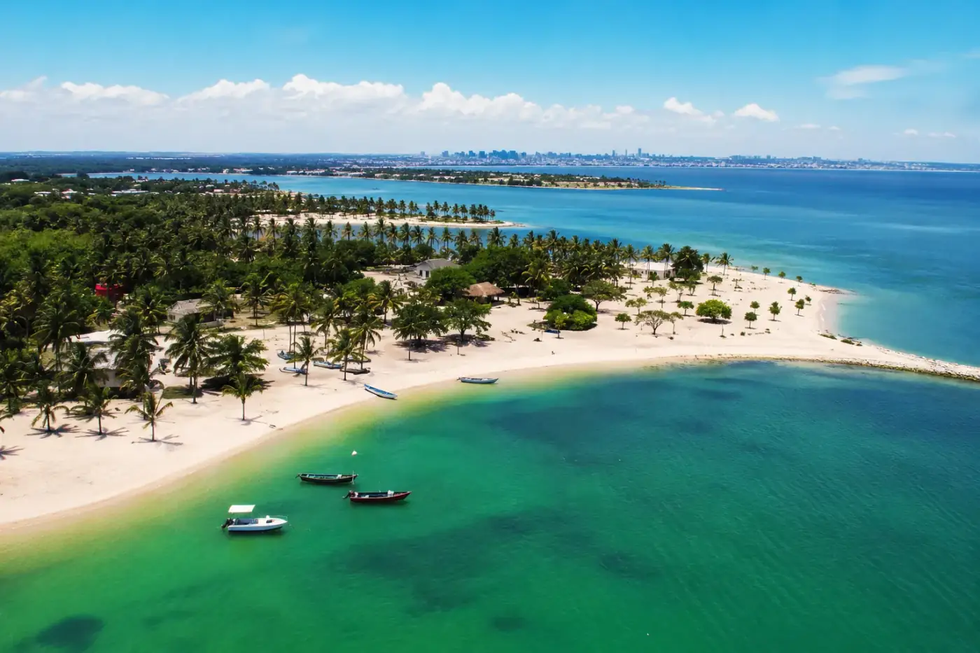 De lagune en stranden van het schiereiland Mussulo bij Luanda