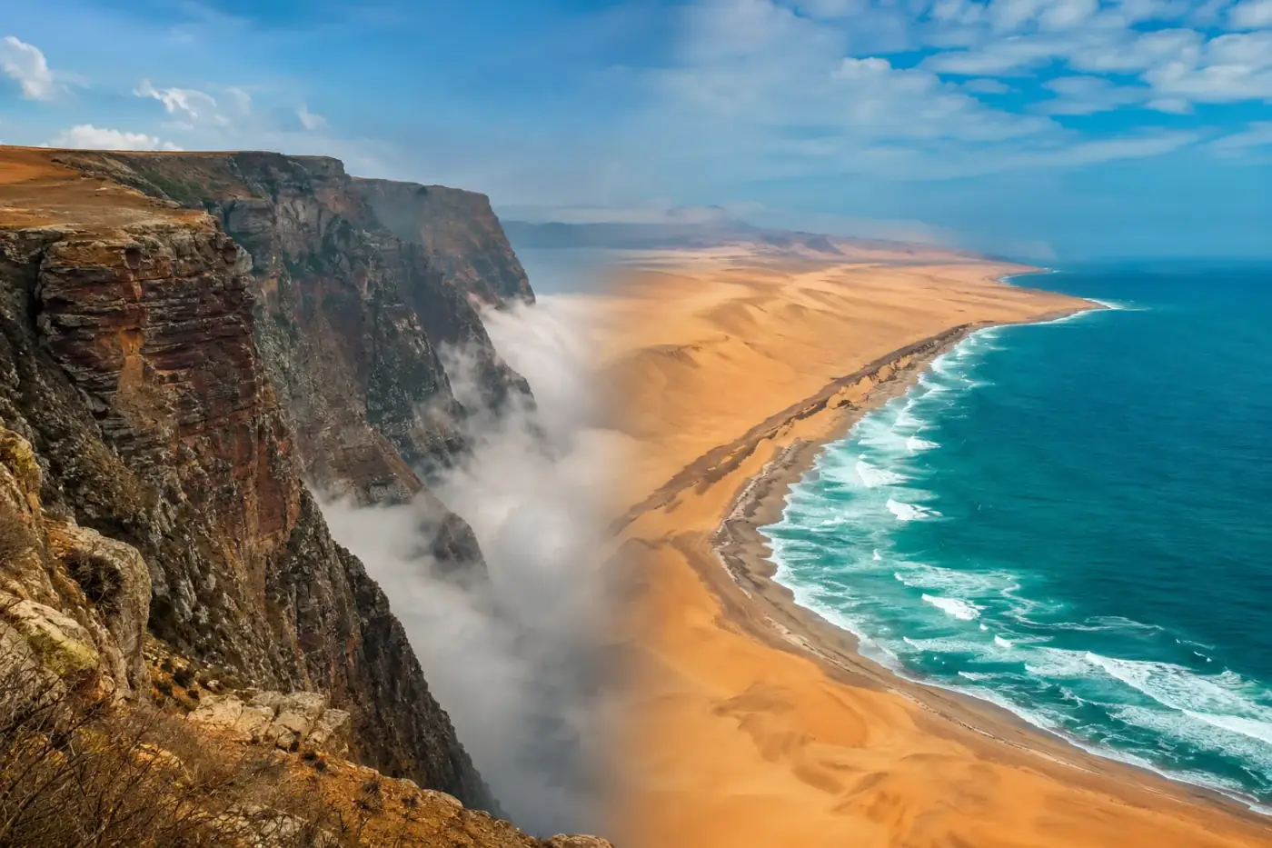 Tundavala-kloof bij Lubango naast de woestijnduinen van Namibe aan de Atlantische Oceaan