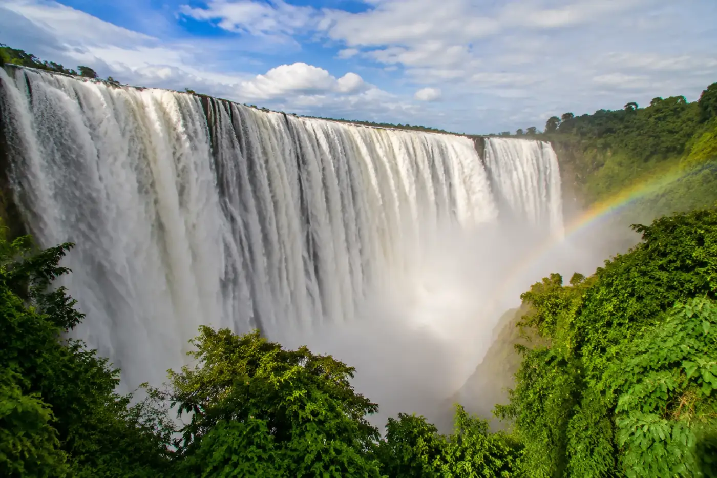 Kalandula-watervallen in Malanje met neerstortend water en tropisch groen