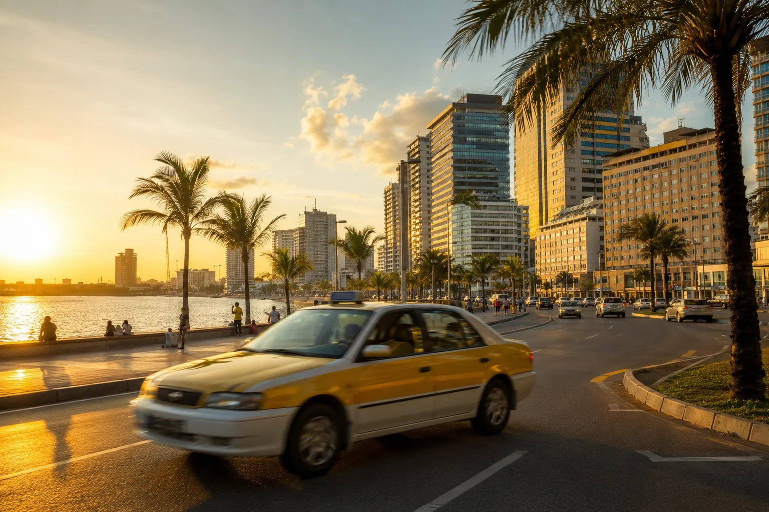 Gele taxi rijdt over de kustboulevard van Luanda bij zonsondergang, met palmbomen en moderne hoogbouw op de achtergrond