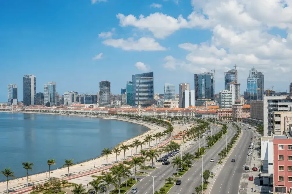 Rustige dagelijkse straatscene in Luanda, de hoofdstad van Angola, bij daglicht
