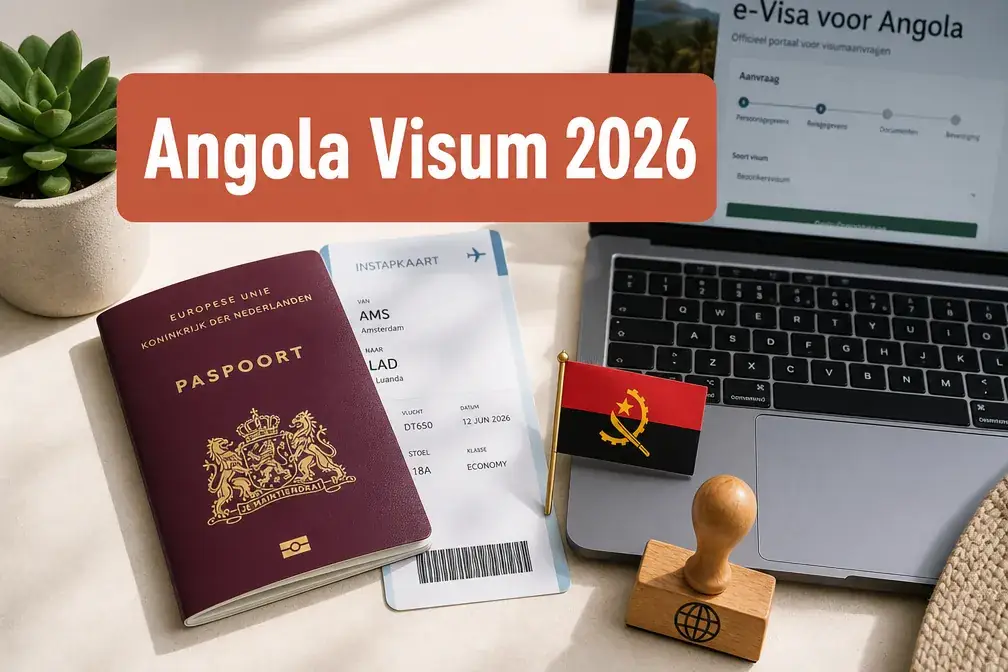 Nederlands paspoort, boarding pass en laptop met het Angolese e-visa-portaal