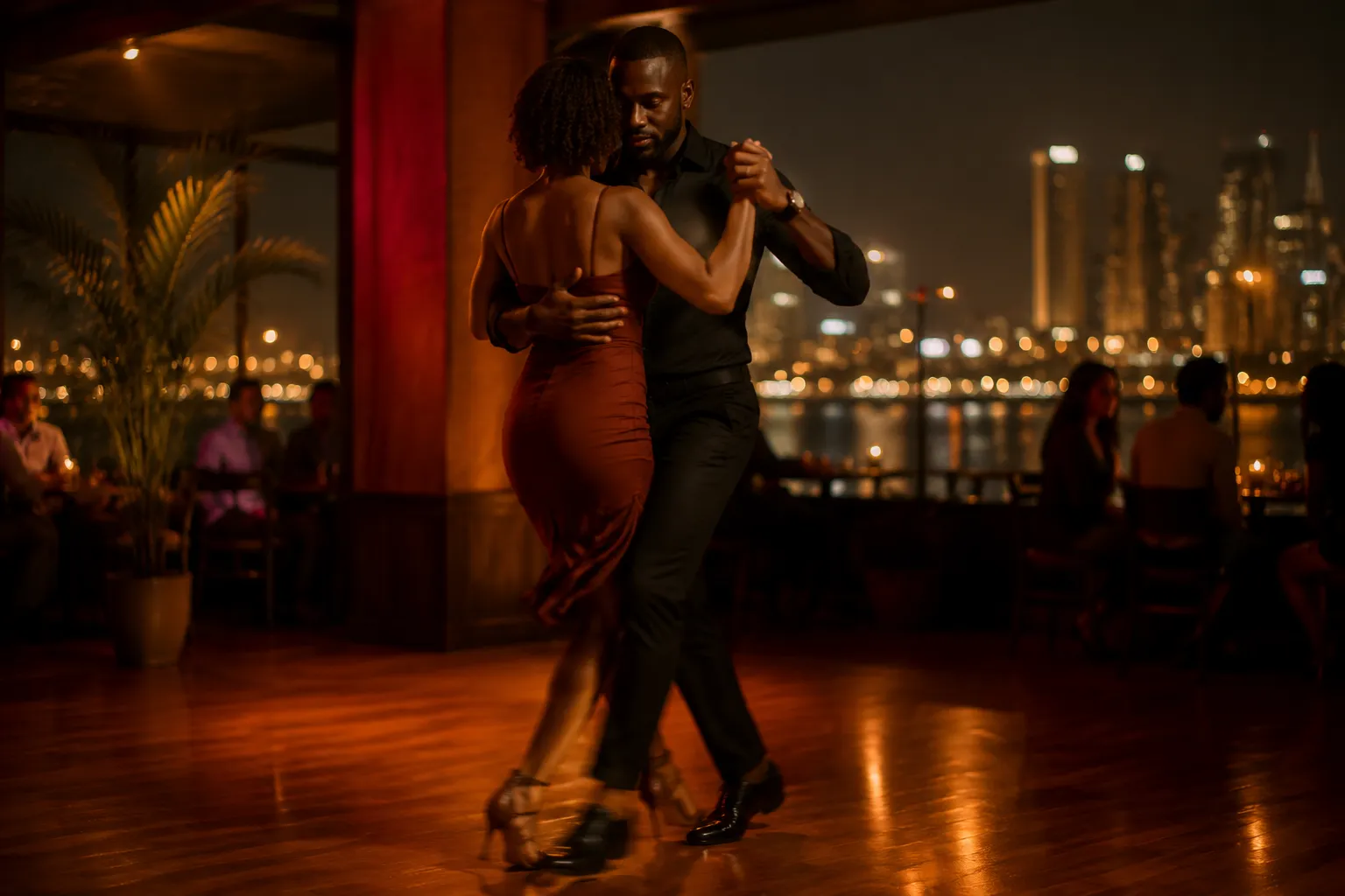 Koppel danst kizomba in een dichte omhelzing op een sfeervolle dansvloer in Luanda