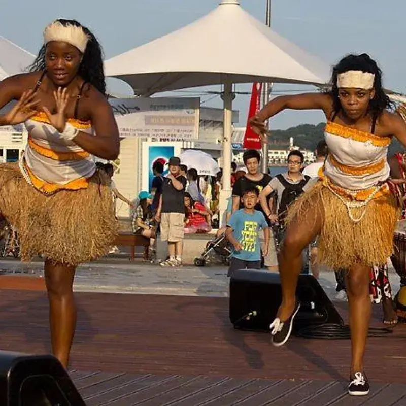 Angolese dansgroep met djembé-drummers tijdens een optreden
