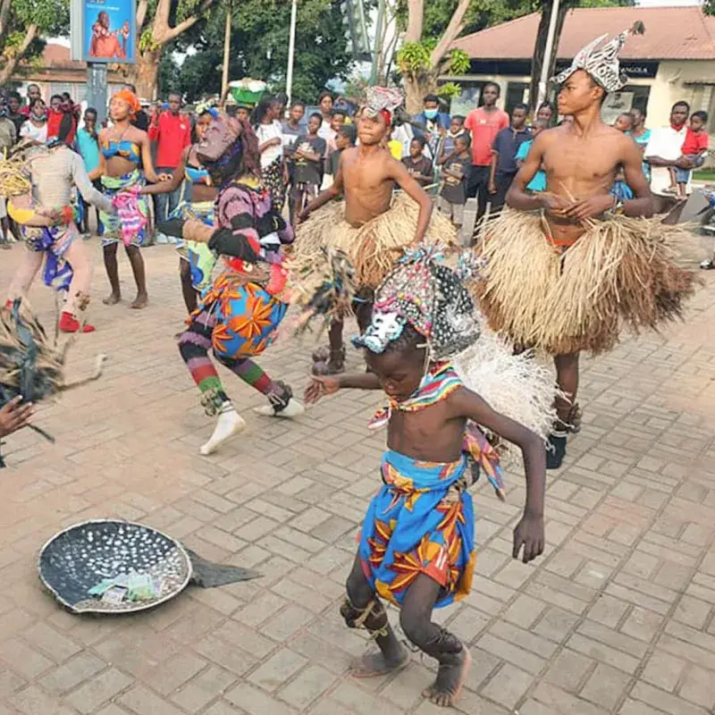 Traditionele Angolese maskerdansers tijdens een cultureel festival